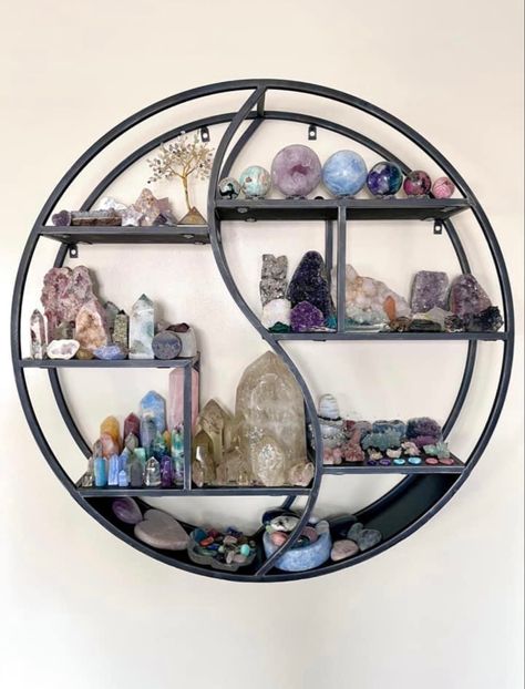 Crystal Shelves Wall Shelves, Shelving For Crystals, Home Decor Crystals, Healing Crystal Display Ideas, Wicca Room Decor, Display For Crystals, Crystal Organization Ideas, Crystal Living Room Decor, Crystal Shelf Aesthetic