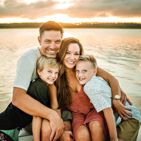 @jaidenphotography on Instagram: “The view from a boat is good for the soul 💦 Always the BEST of ADVENTURES with this family. Love them & our many years together!!!” Family Pictures On A Dock, Family Photos Near Water, Boating Family Pictures, Family Boat Photoshoot, Large Family Photo Shoot Ideas Lake, Family Photo Lake Picture Ideas, Family Photos On Dock, Family Pictures On A Boat, Boat Family Pictures