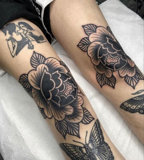 Traditional Tattoo Knee, Knee Tattoo Ideas, Black Flowers Tattoo, Cover Up Tattoos For Women, Traditional Tattoo Flowers, White Tattoos, Muster Tattoos, Elbow Tattoos, Geniale Tattoos