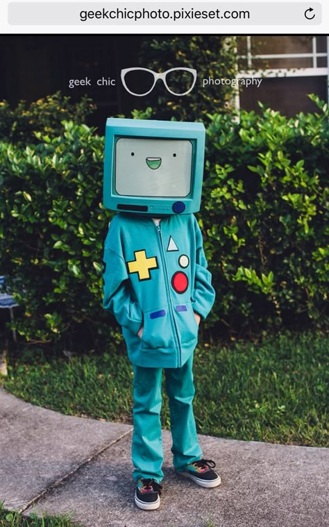 Adventure Time BMO cosplay. #bmo                                                                                                                                                                                 More Adventure Time Costume, Adventure Time Clothes, Bmo Adventure Time, Adventure Time Bmo, Adventure Time Cosplay, Tik Tok Videos Funny, Tv Head, Tik Tok Videos, Jake The Dogs