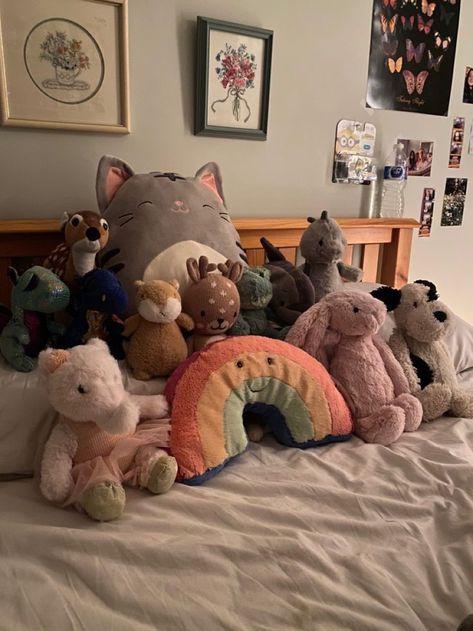 Stuffed Animal Collection Aesthetic, Bed With Plushies Aesthetic, Stuffed Animals Aesthetic Bedroom, Stuffed Animals On Bed, Stuffed Animal Collection, Jelly Cat, Jellycat Stuffed Animals, Animal Room, Cute Stuffed Animals