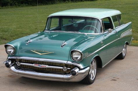 I love cars and get asked a lot what car I would have if I could own what ever car I wanted. Well, this is it, a 1957 Chevy Nomad. Clean, classic and just beautiful. Yeah, I know it's not a Ferrari or a Porsche, it's not a GTO, Mustang or a Vette, but it moves me and always has. I will own one. 57 Chevy Bel Air, Older Cars, 1957 Chevy Bel Air, Chevy Nomad, 1957 Chevy, 57 Chevy, Classic Chevrolet, Classic Cars Trucks Hot Rods, Station Wagons