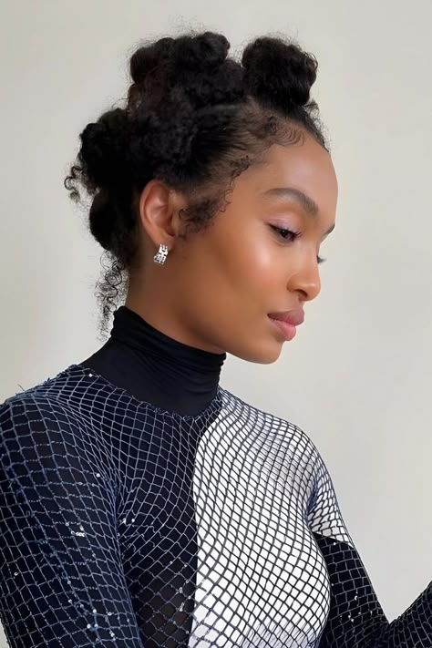 Bantu Knots Yara Shahidi Hairstyles, Bantu Knot Hairstyles, Yara Shahidi, Hair Knot, Bantu Knots, Pelo Afro, Penteado Cabelo Curto, Curly Hairstyles, Afro Hairstyles