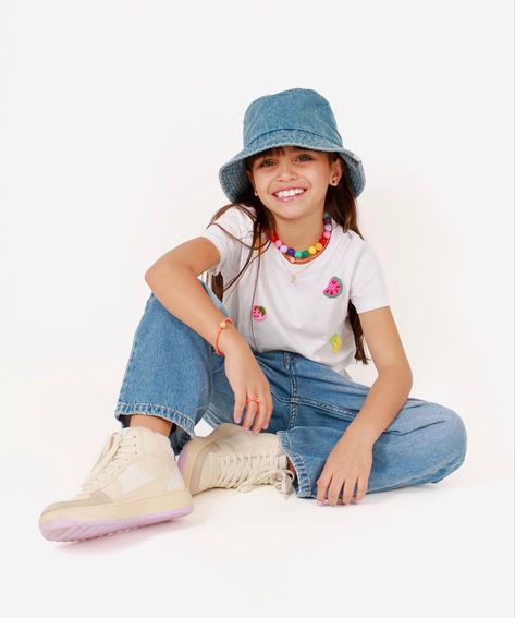 Kids Studio Photoshoot Ideas, Kid Models Photoshoot, Kids Model Shoot, Kids Poses For Photoshoot, Kids Photoshoot Ideas Studio, Kids Studio Photoshoot, Kids Photoshoot Poses, Kid Picture Poses, Kids Portrait Studio