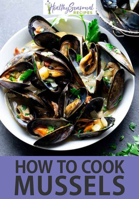 Here is how to cook homemade steamed mussels with apples and bacon. Tips for the easiest way to cook fresh mussels, plus how to store them, de-bearding and cleaning plus an easy and tasty recipe. Steamed Mussels, Broiled Salmon, Mussels Recipe, Coquille Saint Jacques, Fig Recipes, Pan Seared Salmon, Cooking Homemade, Clean Food, Saint Jacques