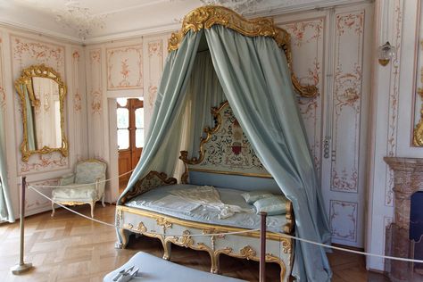 Schloss Lenzburg Modern Classical Interior, Alcove Bed, Bed Crown, Period Furniture, Pompadour, French Interior, Versailles, Bed Comforters, Beautiful Interiors