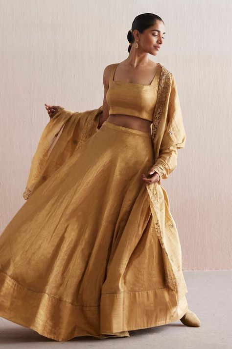 Square Neck Sleeveless Blouse, Tissue Fabric Lehenga, Plain Skirt Outfit, Gold Tissue Lehenga, Tissue Lehenga, Lehenga Simple, Blouse With Skirt, Chanderi Lehenga, Lengha Blouse Designs