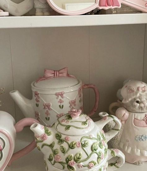 Diner Dash, Coquette Decor, Cute Teapot, Cute Furniture, Pretty Cups, Clay Teapots, Dior Vintage, Teapots And Cups, Pottery Crafts