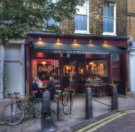 Bistro Wine Bar Interior Design, Coffee And Wine Bar Ideas Restaurant Design, Wine And Whiskey Bar, Wine And Cheese Bar Design, Wine Display Restaurant, Wine Boutique Shops, Wine Bar Interior, French Wine Bar, Wine Bar Ideas