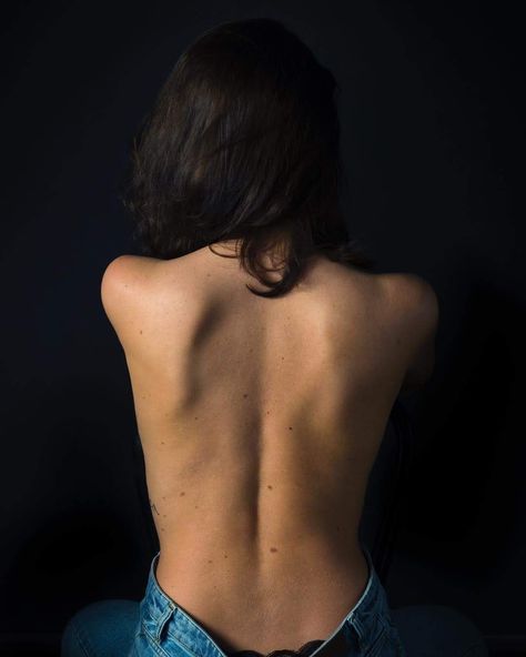 Bare Back Photography, Scratching Back Reference, Women Back Aesthetics, Nice Back Women, Woman Upper Body Reference, Back Female Reference, Woman’s Back Reference, Female Back Reference Photo, Persons Back Reference