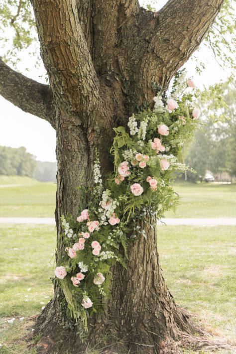 Wedding Under Tree Decoration, Ceremony Tree Decor, Decor For Wedding Ceremony, Wedding Ceremony Tree, Wedding Under Trees, Oak Tree Wedding Ceremony, Tree Wedding Ceremony, Wedding Tree Decorations, Oak Tree Wedding