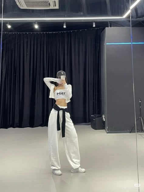 Hyunjin Dance Practice Outfit, Zumba Outfits For Women, Hyunjin Practice, Jia Outfits, Kpop Idol Dream, Idol Dance, Dance Practice Clothes, Dance Practice Outfits, Kpop Idol Style