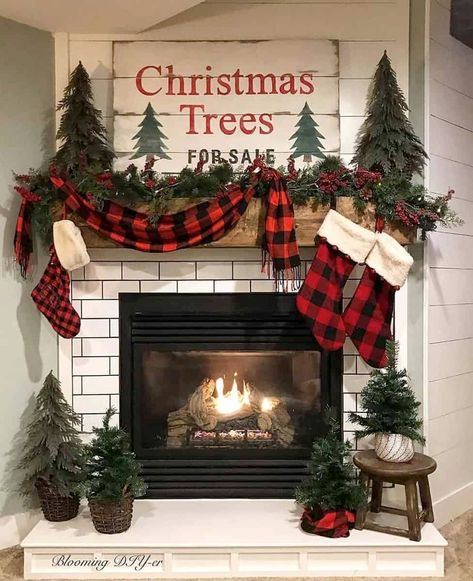 Baby It's Cold Outside: 25 Christmas Mantel Ideas For Winter Warmth Christmas Mantel Ideas, Mantel Ideas, Christmas Fireplace Decor, Country Christmas Decorations, Christmas Mantel, Christmas Tablescape, Christmas Mantel Decorations, Christmas Mantle, Baby It's Cold Outside