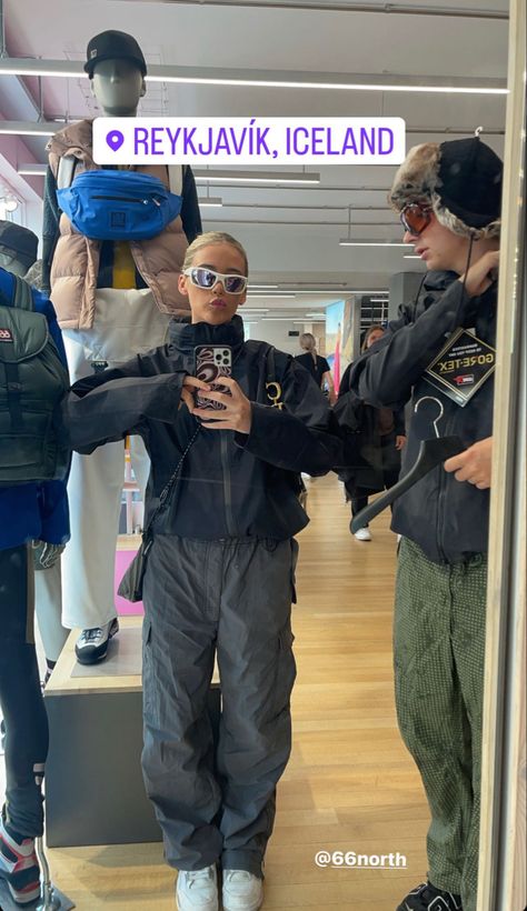 Cargo Hiking Outfit, Off The Slopes Outfits, Iceland Outfit Aesthetic, Cute Iceland Outfits, Outdoor Core Outfits, Summer Iceland Outfits, Hiking Outfits Cold, Reykjavik Outfit, Cold Hike Outfit