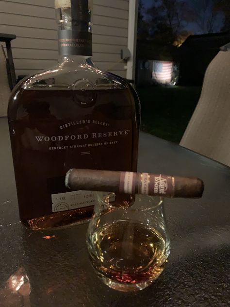 Cigars And Whiskey Aesthetic, Cognac Aesthetic, Cigars Aesthetic, Cologne Aesthetic, Whiskey And Cigars, Whiskey Room, Pretty Alcoholic Drinks, Spirit Drink, Premium Cigars