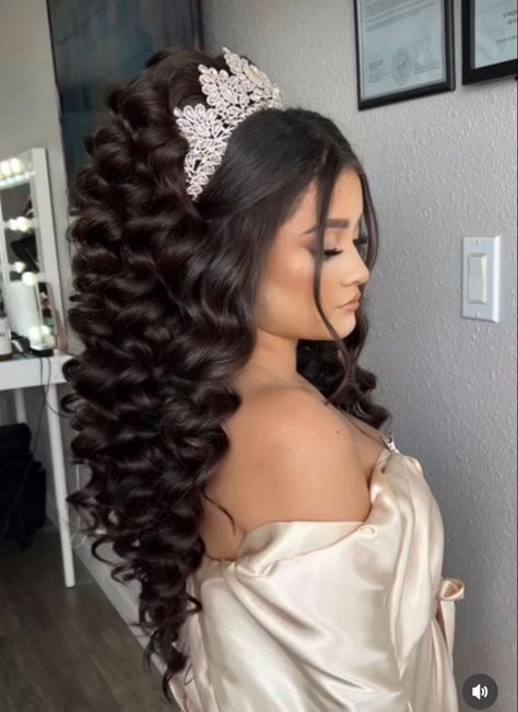 Hairstyles Quinceanera, Quinceanera Themes Dresses, Hairstyles With Crown, Half Updo Hairstyles, Quince Hairstyles With Crown, Gorgeous Birthday, Hair Mistakes, Birthday Hairstyles, Gorgeous Hairstyles