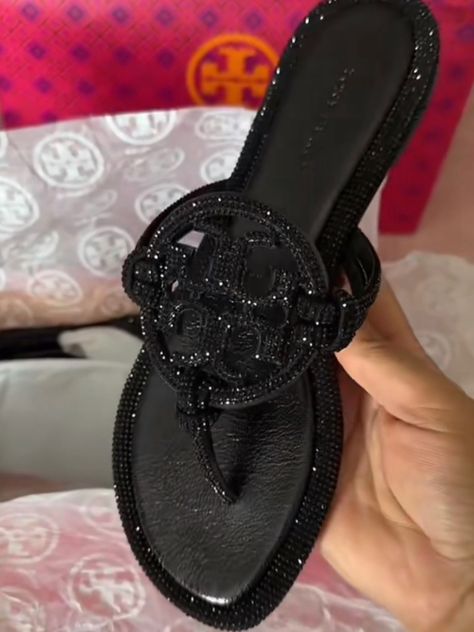 Latina Sandals, Fancy Sandals Flats, Baddie Sandals, Chanclas Aesthetic, Fancy Sandals, Pretty Sneakers, Crocs Fashion, Pretty Sandals, Pretty Shoes Sneakers