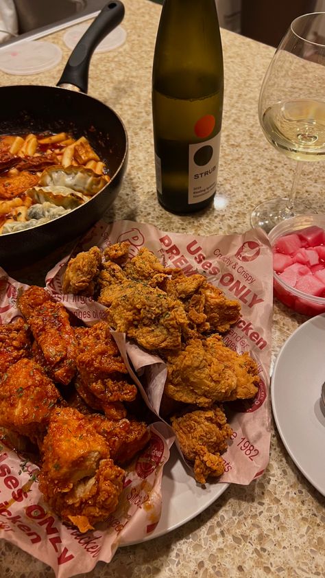 Chicken And Beer Korean Aesthetic, Bonchon Chicken Aesthetic, Korean Chicken Aesthetic, Korean Fried Chicken Aesthetic, Chicken Tenders Aesthetic, Fried Chicken Dinner Ideas, Fried Chicken Aesthetic, Food Aestethic, Chicken Aesthetic