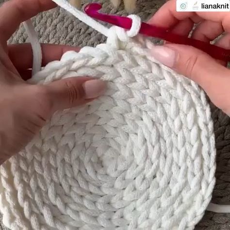 1,707 Me gusta, 0 comentarios - GüLSüm (@hayaal_dunyasi) en Instagram: "#selamunaleykum . #hayaal_dunyasi . #deryabaykal" Corak Krusye, Projek Mengait, Hantverk Diy, Crochet Stitches Video, Crochet Circles, Crochet Basket Pattern, Crochet Lessons, Crochet Stitches Tutorial, Crochet Stitches Patterns