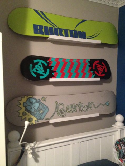 Snowboard display; hanging snowboards; Burton; K2; Ikea Ribba shelves; boys bedroom decor Snowboard Shelves, Snowboard Decoration Ideas, Snowboard Theme Bedroom, Snowboard Bedroom, Snowboard Rack Diy, Snowboard Hanging On Wall, Snowboard On Wall, Snowboard Display, Snowboard On Wall Decor