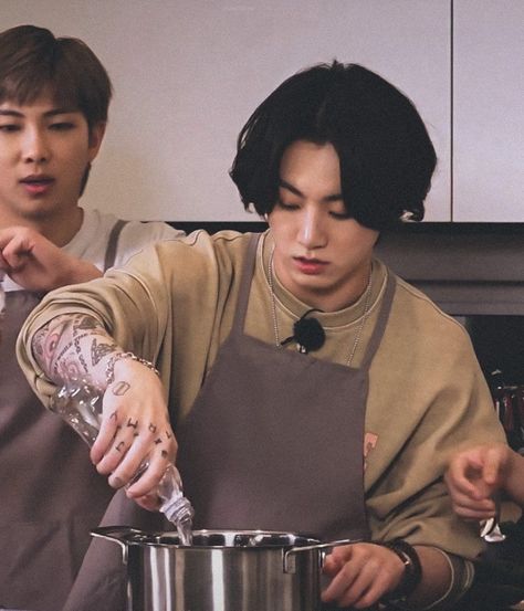 Korean netizens have mixed reactions to Jungkook's arm tattoos Jungkook Cooking, Jeongguk Jeon, Perfect Boy, Jeon Jeongguk, Run Bts, Bts Aesthetic, G K, Album Bts, Foto Jungkook