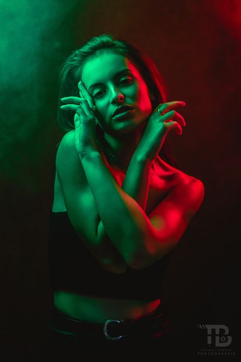 Pose mystérieuse d'une femme avec un jeu de lumières rouge et verte. Shooting Studio, Studio Portrait, Voulez Vous, Neon, Instagram