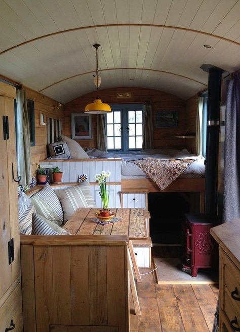 This is the Home-stead Wagon tiny house. It’s designed and built by Rustic Campers. Related: Shepherd Hut Tiny House by Güte The Home-stead Wagon Tiny House Rv Interior Design, Glamping Cabin, Rv Interior Remodel, Camper Interior Design, Bus Living, Kombi Home, Rv Makeover, Campervan Interior, Interior Remodel