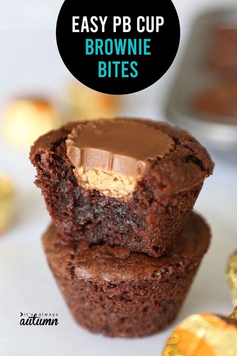 These peanut butter cup brownie bites are so easy to make and so delicious! Mini Brownie Cups, Brownies Cup, Cup Brownie, Peanut Butter Brownie Bites, Brownie Bites Recipe, Peanut Butter Cup Brownies, Mini Sweets, Peanut Butter Cups Recipe, Cookie Cups Recipe