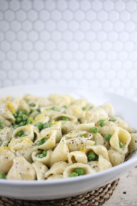 Creamy Boursin Shells with Fresh Spring Peas - only 4 ingredients! Boursin Cheese Recipes, Boursin Recipes, Shell Pasta Recipes, Pasta With Peas, Spring Pasta, Spring Peas, Boursin Cheese, Lemon Pasta, Stuffed Pasta Shells