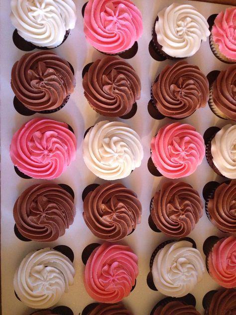 Pink And Brown Cupcakes, Brown Cupcakes, Assorted Cupcakes, Creme Cupcake, Puppy Cupcakes, Strawberry And Chocolate, Horse Birthday Parties, White Cupcakes, Brown Puppies