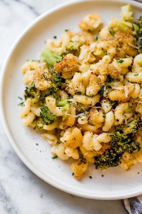 This homemade, lightened up baked mac and cheese recipe adds broccoli to the mix, a great way to sneak veggies in a kid's favorite dish! Homemade Baked Mac And Cheese, Broccoli Mac And Cheese, Baked Broccoli, Best Mac N Cheese Recipe, Baked Mac And Cheese Recipe, Baked Mac, Mac And Cheese Recipe, Skinny Taste Recipes, Mac N Cheese Recipe