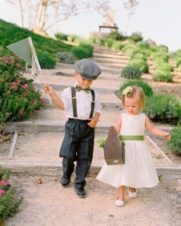 Miis pajesitos bellos :* Ring Bearer Flower Girl, Wooden Basket, Martha Stewart Weddings, Bridesmaid Outfit, Wedding Advice, Flower Girls, Green Wedding, Wedding Tips, Wedding Attire