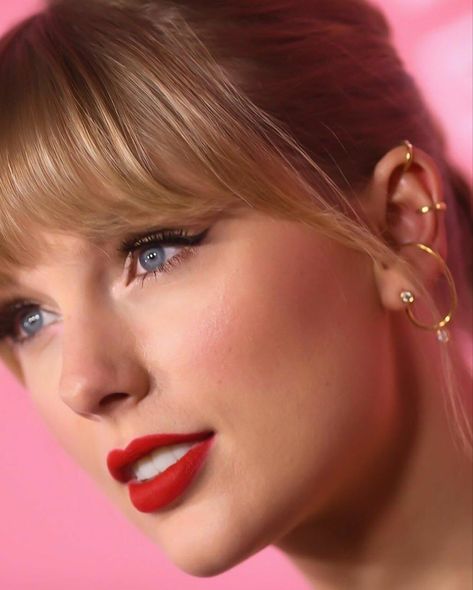 Taylor Swift Piercing, Taylor Swift Ear Piercings, Taylor Swift Eyeliner, Ear Peircings, Mascara Hacks, Piercings Ear, Makeup Tuts, Ear Piercings Chart, Piercing Chart