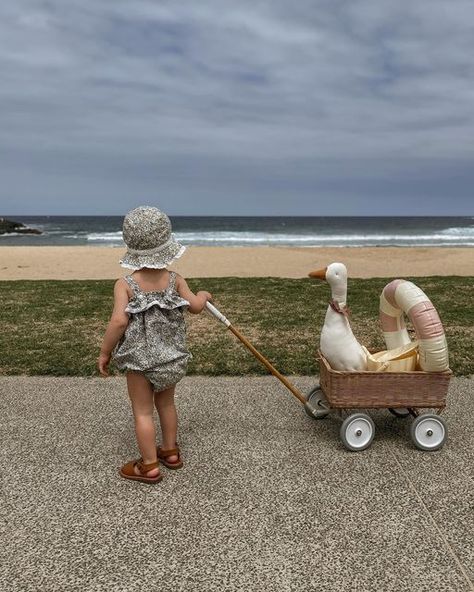 Beach Baby Aesthetic, Babies On The Beach, Babies At The Beach, Kids At The Beach, Outfit Estate, Beach Babies, Baby Beach, Baby Summer