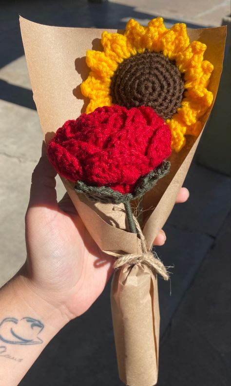 Sunflower And Rose Crochet Bouquet, Crocheted Bouquet, Red Rose Crochet, Mothers Day Crochet, Crochet Sunflower Bouquet, Red Roses And Sunflowers, Crochet Rose Bouquet, Rose And Sunflower, Crochet Bouquets