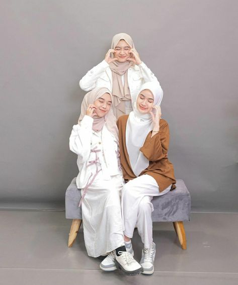 Cantik Berhijab Self Foto, Besties Pictures, Group Photo Poses, Group Picture Poses, Studio Photoshoot Ideas, Sisters Photoshoot Poses, Sisters Photoshoot, Studio Poses, Friend Pictures Poses