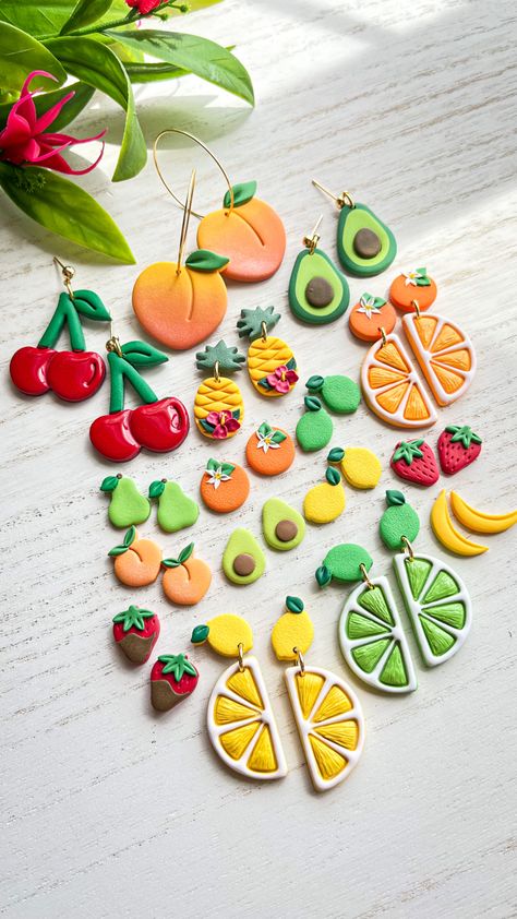 Fruit Earrings Polymer Clay, Polymer Clay Fruit Earrings, Clay Earring Design Ideas, Fruit Clay Earrings, Simple Polymer Clay Earrings, Cute Polymer Clay Earrings, Polymer Clay Designs, Polymer Clay Fruit, Clay Magnets