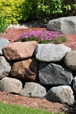 Rock Retaining Wall Ideas, Rock Wall Ideas, Natural Stone Retaining Wall, Retaining Wall Ideas, Boulder Retaining Wall, Landscaping Rocks, Diy Retaining Wall, Rock Retaining Wall, Landscaping Rock