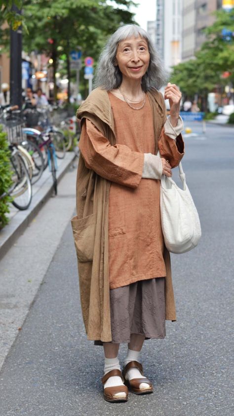 Japanese Clothes Women, Old Women Clothes, Japanese Style Aesthetic, Japanese Clothing Style, Japan Street Style, Mori Style, Japanese Clothes, Juergen Teller, Japanese Clothing