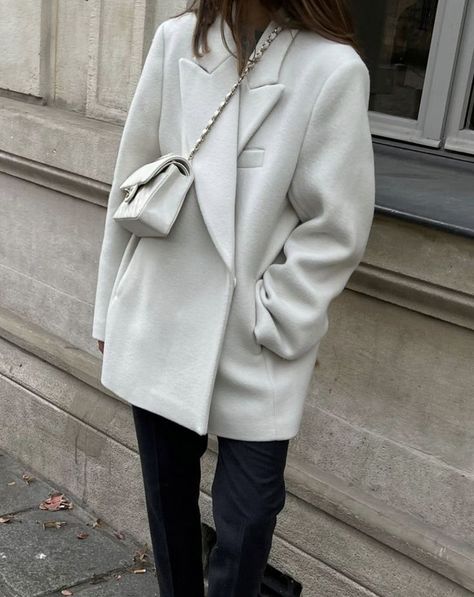 White Blazer Street Style 2022, White Blazer Autumn Outfit, White Wool Blazer Outfits, Winter White Blazer Outfit, White Blazer Outfit Winter, White Blazer Winter Outfit, Black Style Icons, White Coat Outfit, White Blazer Outfits