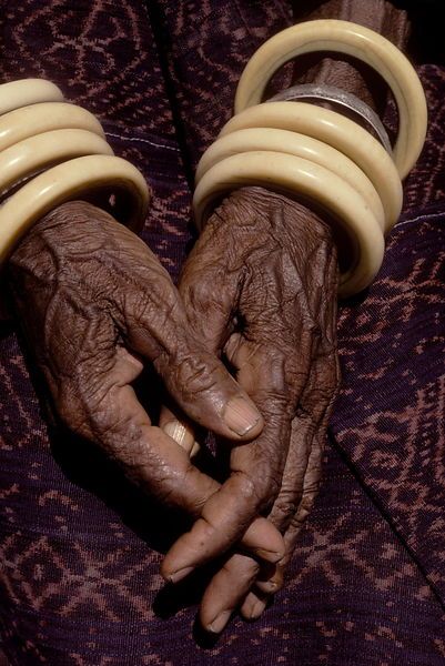 Photography Of Hands, Old Hands Photography, Old Woman Aesthetic, Aged Hands, Aging Aesthetic, Fat Hands, Photography Perfume, Photography Hands, Womens Hands