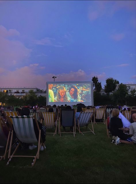 Outdoor Cinema Aesthetic, Cinema Student Aesthetic, Outdoor Kino, Outdoor Cinema Ideas, Movie Outside, Canada Vibes, Cinema Outdoor, Rooftop Cinema, Cinema Date