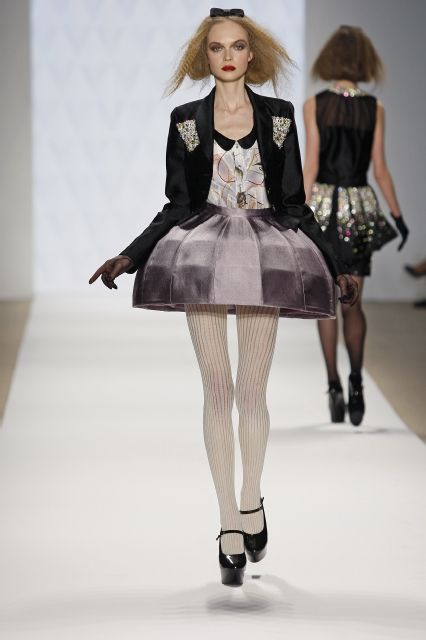 erin fetherston a/w 09: gothic alice in wonderland Alice In Wonderland Fashion Runway, Alice In Wonderland Runway, Alice In Wonderland Fashion Design, Alice In Wonderland Dark Aesthetic, Dark Alice In Wonderland Aesthetic, Alice In Wonderland Aesthetic Outfit, Alice In Wonderland Clothes, Alice In Wonderland Fashion, Gothic Alice In Wonderland