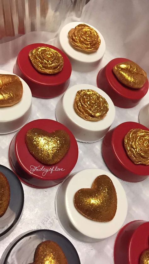 Red, white and gold decor Chocolate covered Oreos Red And Gold Chocolate Covered Pretzels, Red Chocolate Covered Oreos, Red And Gold Dessert Table, Masquerade Treats, Sweet 16 Food Ideas, Elegant Cake Pops, Gold Dessert Table, White And Gold Decor, Red Quince