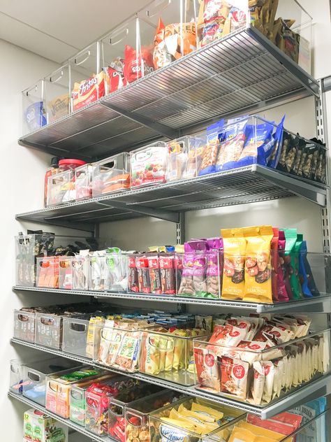 Classroom Snack Bar Ideas, Storing Chips In Pantry Storage Ideas, Pantry Candy Storage, Snack Bar Organization, Office Snack Organization, Kitchen Snacks Organization, Snack Shelf Organization, Healthy Snack Pantry, Snacks To Buy At The Store