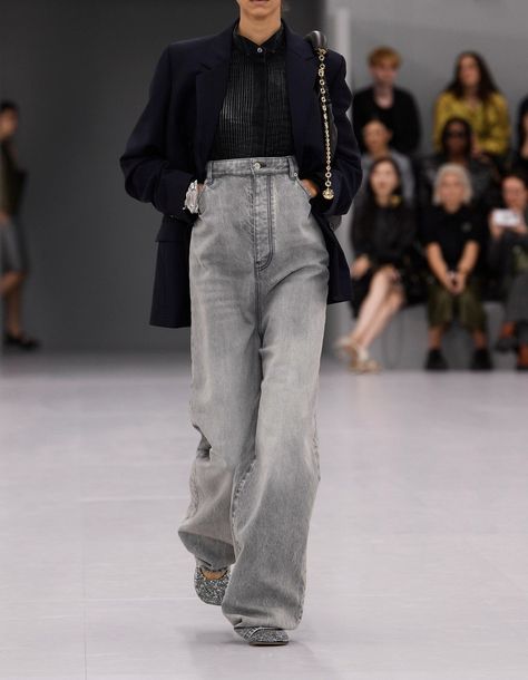 Smart Casual Work Outfit Spring 2024, Spring 2024 Ready To Wear, Rtw 2024 Spring Summer, Loewe Outfits Women, Rtw Spring 2024, Ss 2024 Fashion Trends, Loewe Street Style, Casual Chic Summer Outfits 2024, 2024 Trends For Women