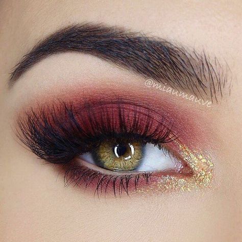 1678 Me gusta 11 comentarios - NABLA Cosmetics (@nablacosmetics) en Instagram: " Gorgeous burgundy glam look by @miaumauve using our eyeshadows in Narciso Petra Fahrenheit and" #eyemakeup #maroon #eye #makeup Makeup Burgundy, Nabla Cosmetics, Burgundy Makeup, Make Up Designs, Trendy Eyeshadow, White Eyeshadow, Makeup Tutorial Eyeshadow, Shimmer Eyeshadow, Makeup Eye Looks