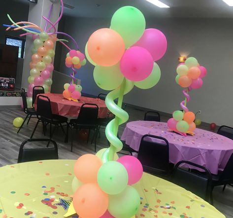 Glow In The Dark Centerpieces Ideas, Glow In The Dark Centerpieces, Neon Party Centerpieces, Glow Party Decorations, Glow Theme Party, Lilly Party, Teenage Birthday Party, Neon Birthday Party, 80s Birthday Parties