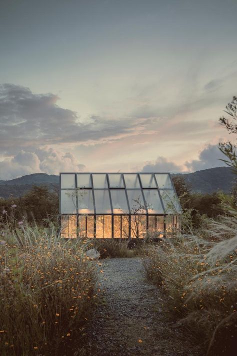 Greenhouse Architecture, Contemporary Greenhouses, Lighthouse Architecture, Glass House Design, Farmhouse Architecture, Concrete Houses, Duplex Design, Garden Pavilion, Studios Architecture