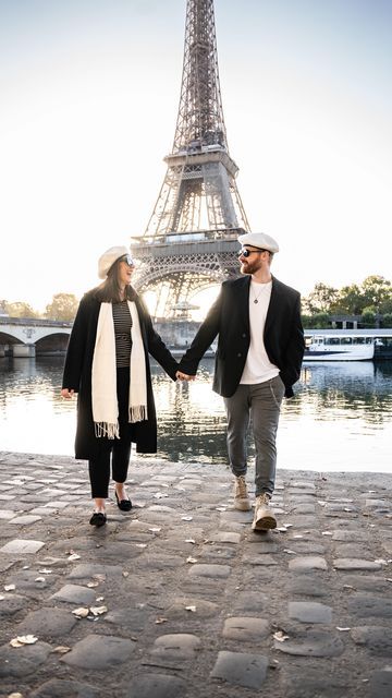 Couple Poses Tourist, Travel Poses Ideas Couple, Couple Paris Photos, Travel Couple Photos, Couple Travel Photography, Best Couple Photos, Couples Travel Photography, Couple Travel Photos, Travel Pose